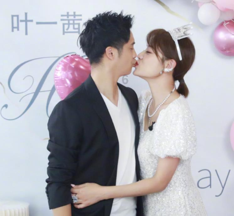 无限翻滚小球