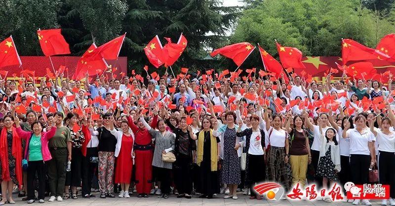 相由心生!女王年轻不如妹妹漂亮,50年后大变样,反超刻薄的妹妹
